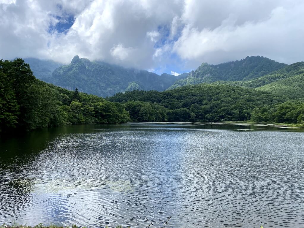 鏡池　風があって残念